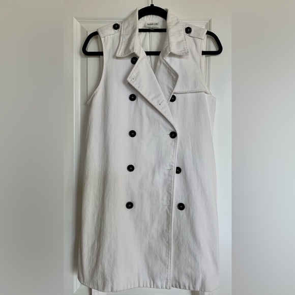 LN WHITE DENIM TRENCH. LAYER W/BLACK TOP UNDERNEATH & BLACK BOOTS OR HEELS💃🏿 - Picture 9 of 9